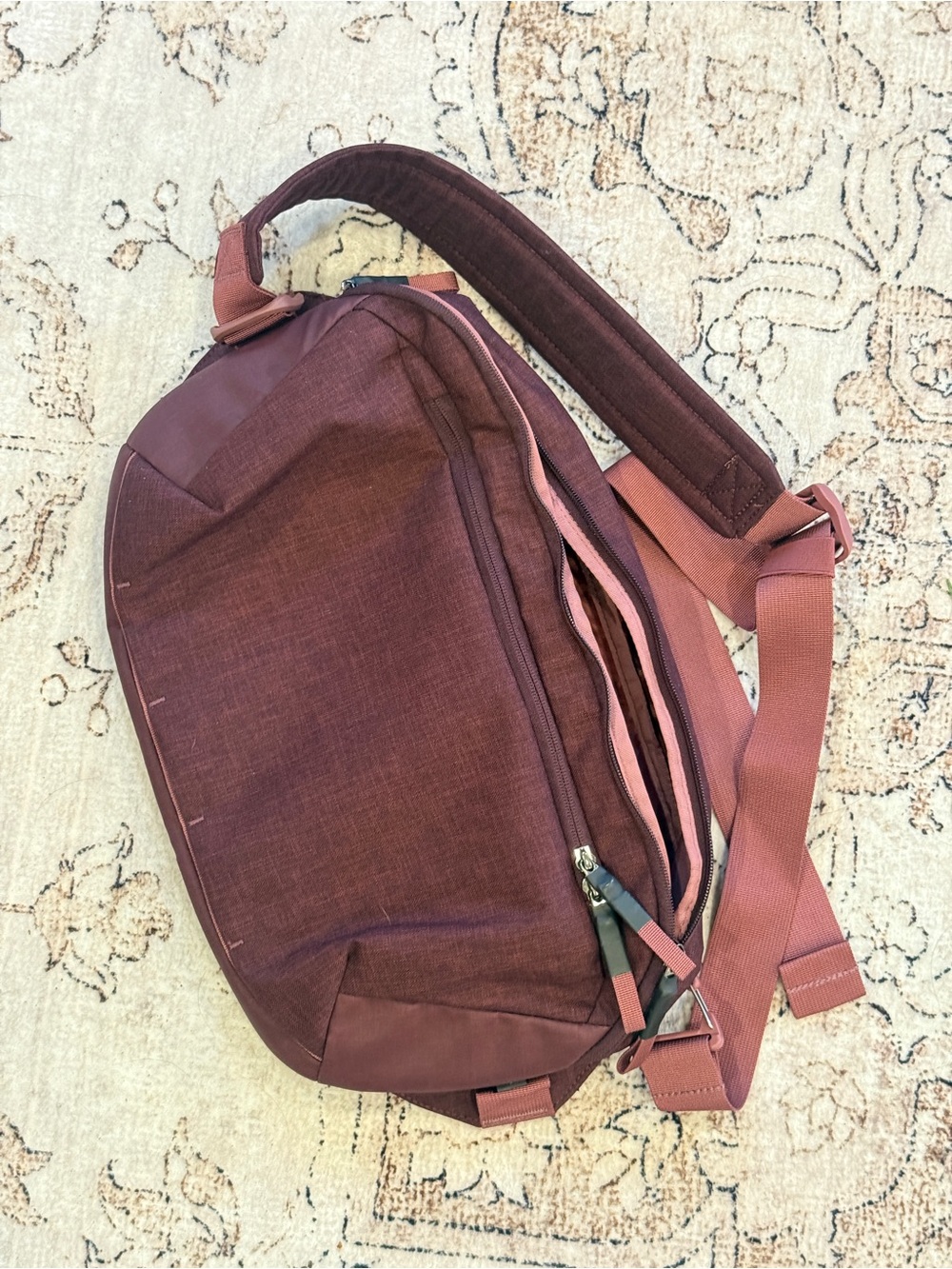 Unisex- MEC 8 Hr sling bag in maroon